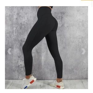 black “v” waist scrunch leggings